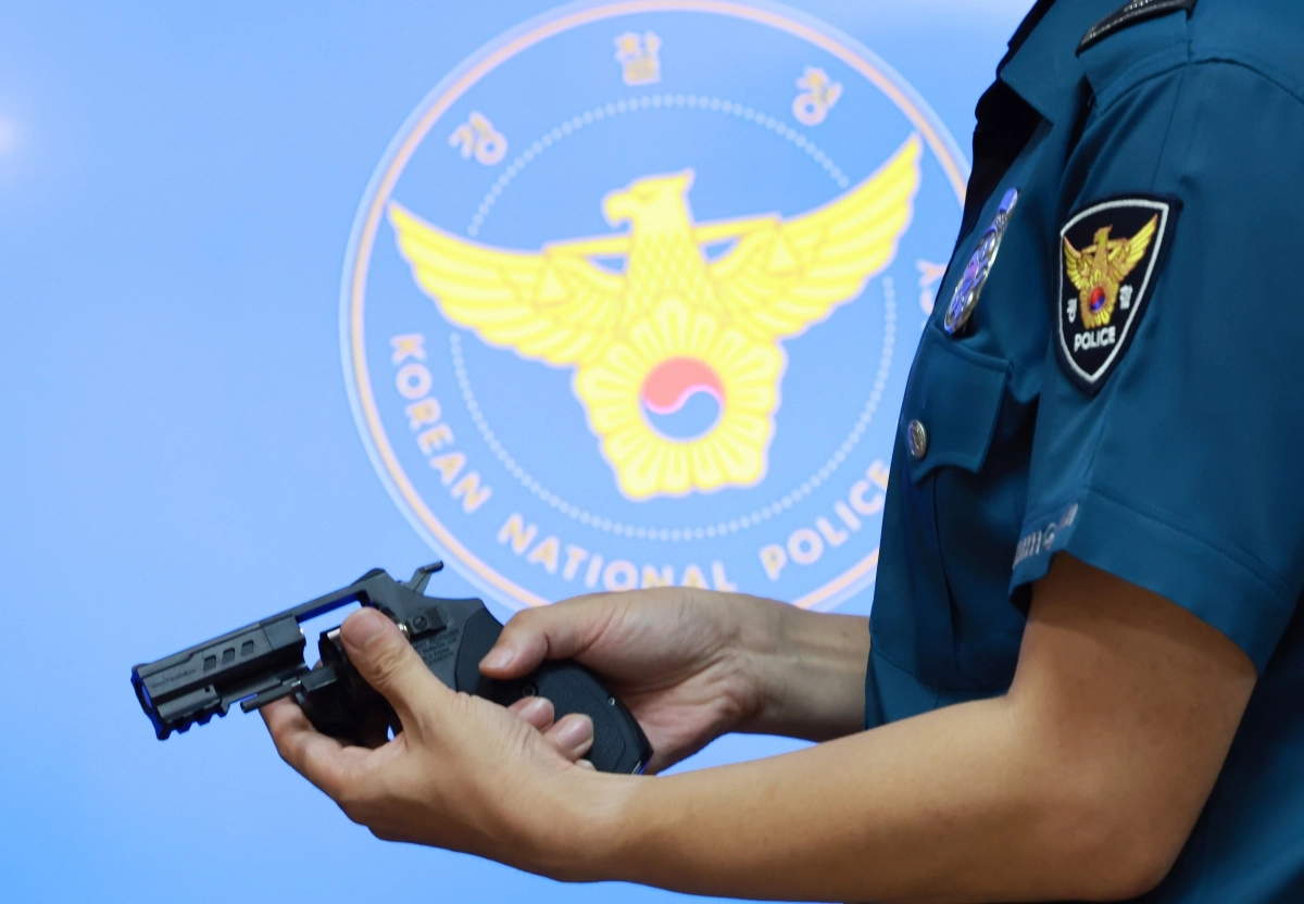 사건과 무관. 경찰 관계자가 2023년 8월 29일 서울 서대문구 경찰청에서 저위험 권총을 공개하고 있다. 연합뉴스