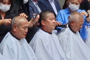 전북도의원들 삭발·단식… 새만금 예산, 국회서 살아날까