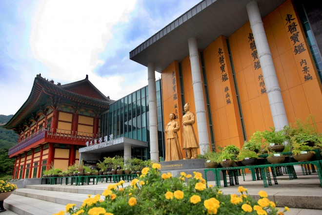 주 행사장인 동의보감촌에 있는 엑스포 주제관.  경남도 제공