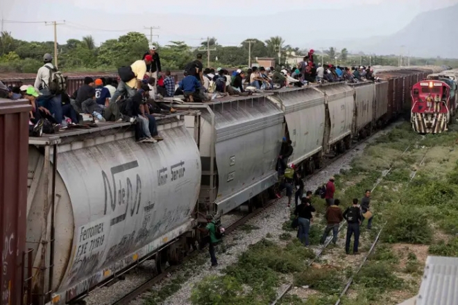 중남미 불법 이민자들이 미국 국경지대로 향하던 화물 열차 지붕 위에 올라  가다 멕시코 남부 오악사카주 익스테펙에서 단속에 걸려 검문을 받고 있다. AP 자료사진