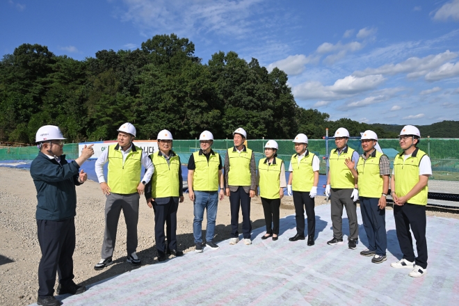 지난 5일 도시기반시설본부 시설국이 강원도 횡성군에 건설하고 있는 ‘서울시 문화유산보존센터(통합수장고)’ 건립공사 현장을 방문한 서울시의회 도시안전건설위원회(위원장 송도호 )
