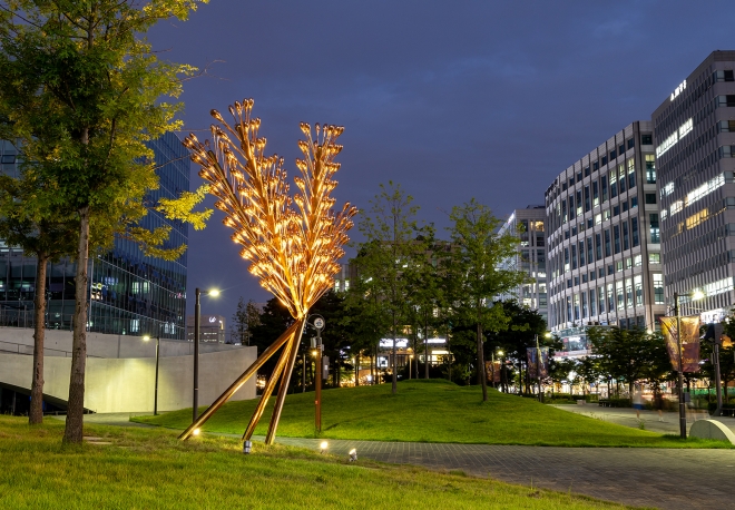 서울 강서구 마곡문화거리에 조성된 김병호 작가의 작품 ‘수직정원’. 강서구 제공