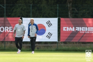‘셀틱 삼총사’ 격려한 클린스만 “아주 좋은 선수가 될 잠재력”