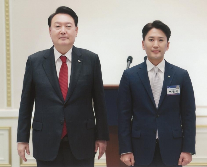 지난달 29일 청와대 영빈관에서 열린 ‘제21기 민주평통 간부위원과의 통일과의 대화’에서 윤석열 대통령으로부터 민주평화통일자문회의 청년분과위원장 임명장을 받은 이민석 의원