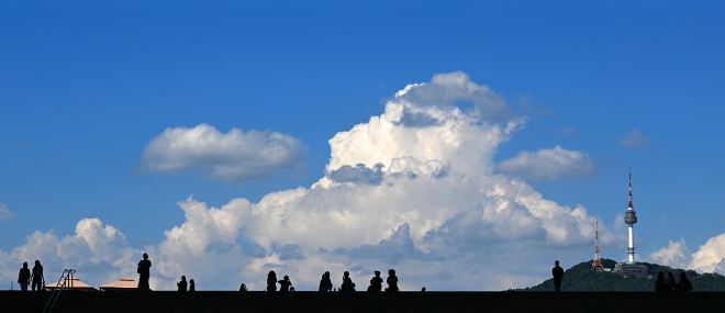 대기환경의 중요성을 알리고 기후변화에 대한 이해와 관심을 높이기 위해 지정한 날인 ‘푸른하늘의 날’이 하루 앞으로 다가온 6일 서울 용산구 국립중앙박물관 뒤로 파란 하늘이 펼쳐져 있다. 2023.9.6 오장환 기자