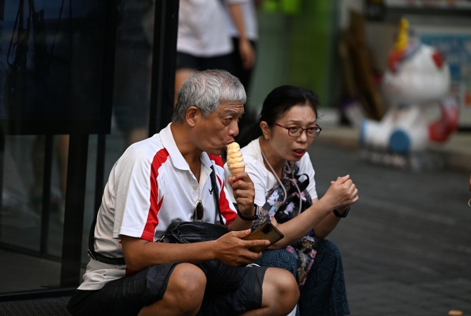 늦더위가 기승을 부리는 6일 서울 중구 명동 거리에서 외국인 관광객들이 아이스크림을 먹으며 더위를 피하고 있다. 2023.9.6 오장환 기자
