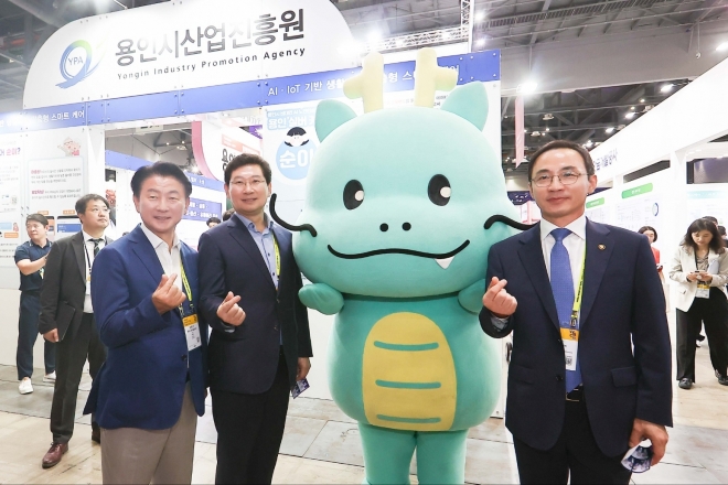 6일 고양 킨텍스에서 열린 ’2023 월드 스마트시티 엑스포에서  이상일(왼쪽  두번째) 시장이 김오진(왼쪽 세번째) 국토부 1차관, 김동근 의정부시장 등과 함께 용인시 홍보관에서 용인의 공식 마스코트 ‘조아용’과 기념사진을 찍고 있다.  용인시 제공