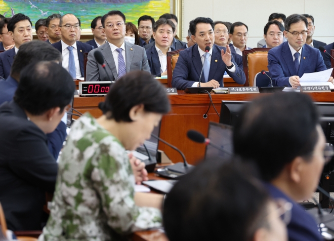 박민식(오른쪽 두 번째) 국가보훈부 장관이 6일 국회 정무위원회 전체회의에서 의원 질의에 답하고 있다. 연합뉴스