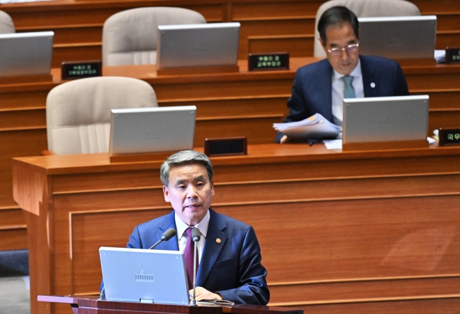 이종섭 국방부 장관이 6일 국회에서 열린 본회의 대정부질문에서 성일종 국민의힘 의원의 질의에 답하고 있다. 2023.9.6 홍윤기 기자