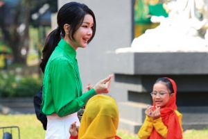 [포토] 인니 아이들과 손하트 인사하는 김건희 여사