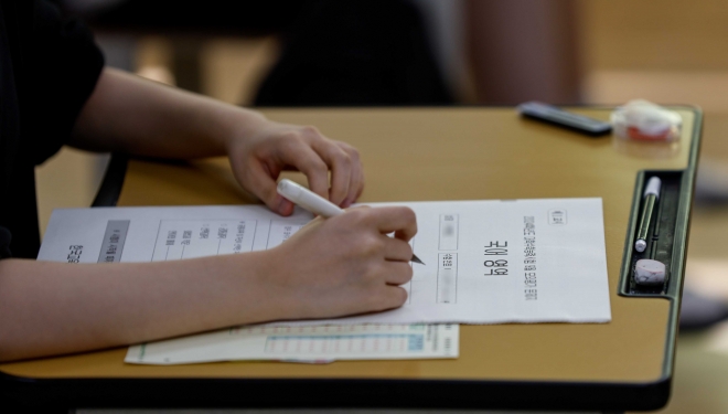 2024학년도 대학수학능력시험 9월 모의평가가 치러진 6일 서울 영등포구 여의도여고에서 고등학교 3학년 수험생들이 국어 영역 시험이 시작되기를 기다리고 있다. 사진공동취재단