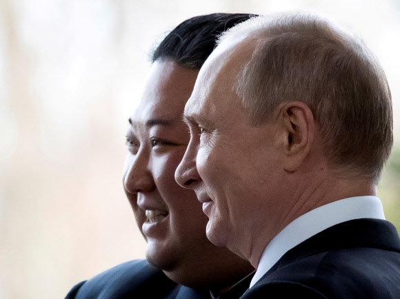 블라디미르 푸틴 러시아 대통령과 김정은 북한 국무위원장이 지난 2019년 4월 25일(현지시간) 블라디보스토크에서 정상회담을 갖던 중 사진 촬영에 응하며 웃고 있다.  로이터 자료사진 연합뉴스