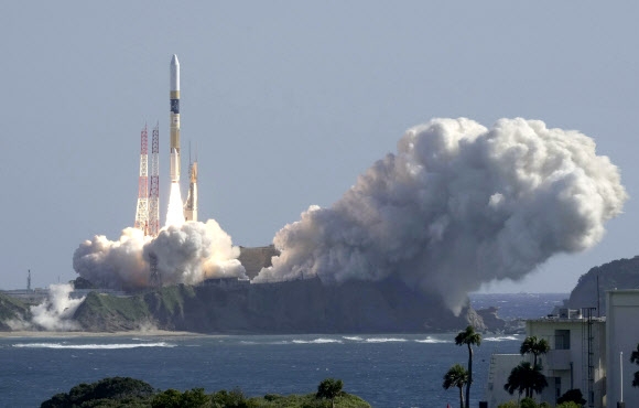 일본의 달 탐사선을 탑재한 H2A 로켓이 7일 남부 가고시마현의 다네가시마 우주센터 발사대를 떠나 치솟고 있다. 다네가시마 교도 AP 연합뉴스