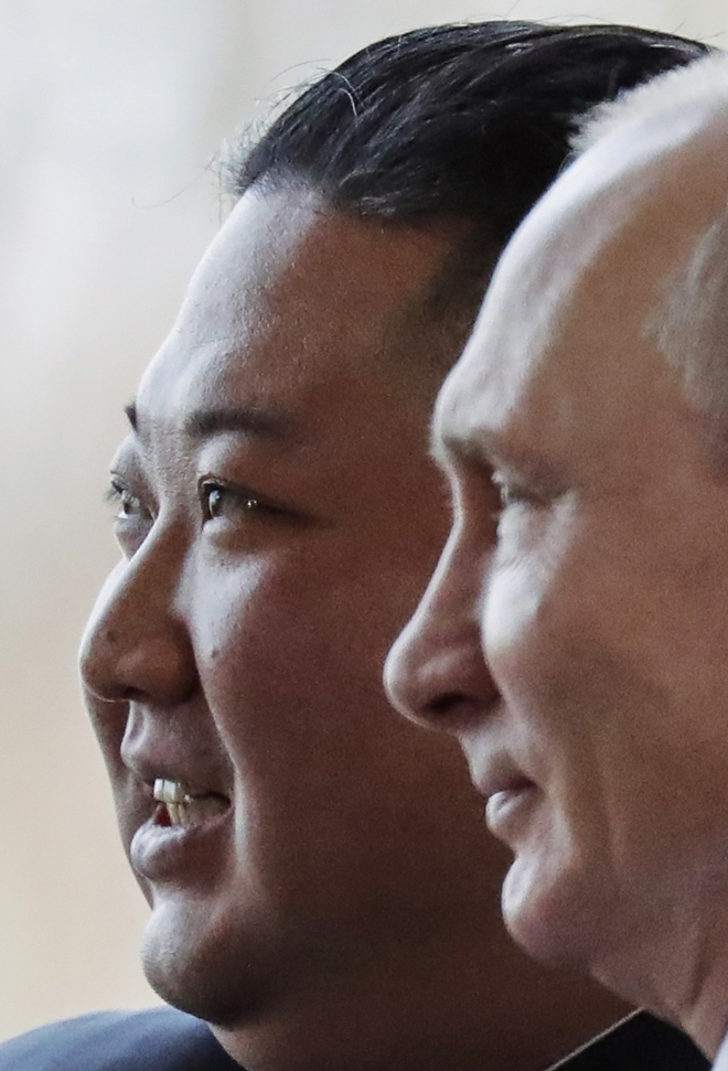 카메라 앞에 선 김정은과 푸틴의 표정
