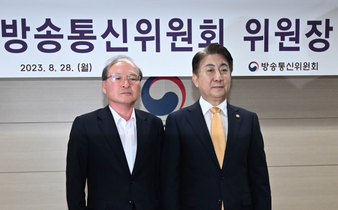 이동관 방송통신위원장과 이상인(왼쪽) 신임 부위원장.  박지환 기자