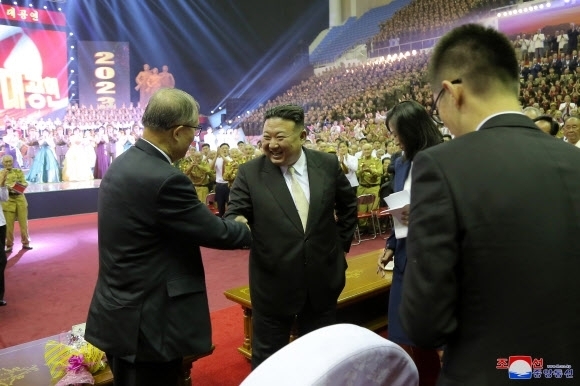 김정은 북한 국무위원장이 ‘전승절’(6ㆍ25전쟁 정전협정기념일) 70주년 행사 참석차 방북한 러시아 군사대표단, 중국 정부 대표단과 함께 공연을 관람했다고 조선중앙통신이 27일 보도했다. 2023.7.27 연합뉴스