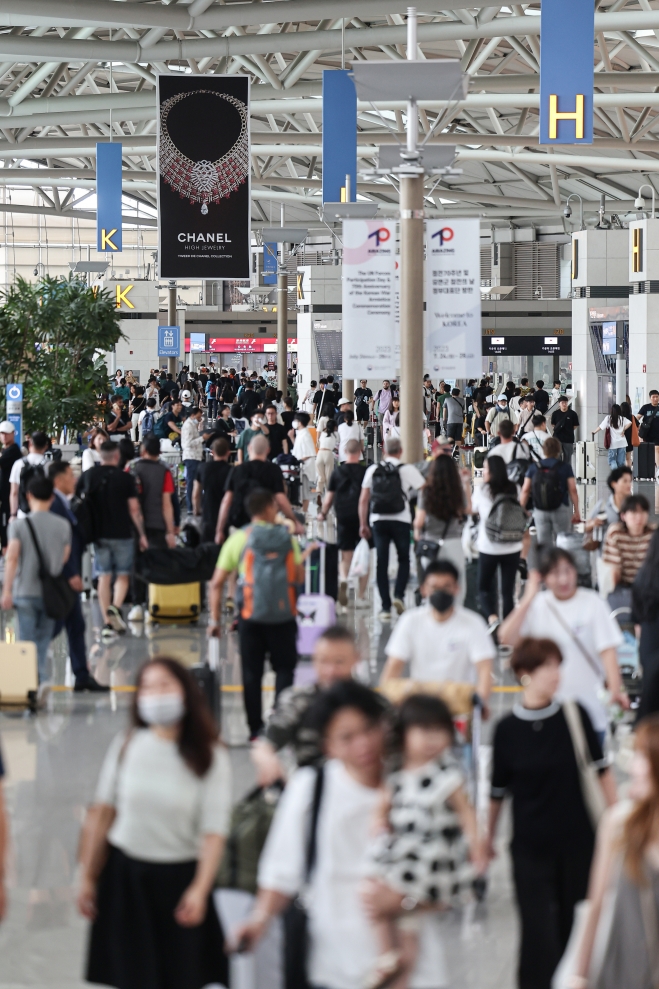 다가온 여름 휴가철…붐비는 인천공항 출국장