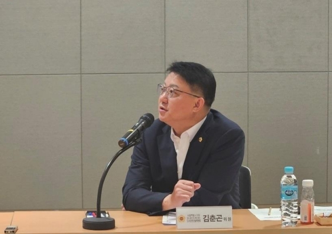 지난 7일 탄천 물재생센터에서 제320회 임시회 상임위 소관 서울물재생시설공단 업무보고에서 질의중인 김춘곤 의원