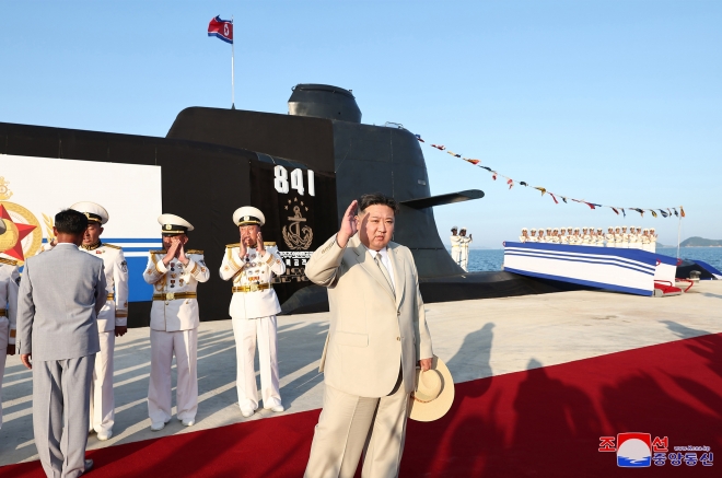 북 “첫 전술핵공격잠수함 건조”…김정은 진수식 참석