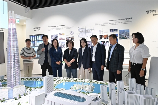 지난 7일 롯데타워를 방문해 주요시설을 점검한 서울시의회 환경수자원위원회(위원장 봉양순)