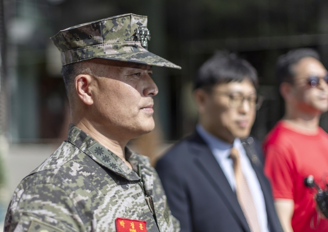 채 모 상병 순직 사건을 수사하다 해임된 박정훈 전 해병대 수사단장(대령)이 5일 오전 항명 혐의에 대한 조사를 받기 위해 용산구 국방부 군 검찰에 출석하며 취재진 질문을 듣고 있다. 2023.9.5 연합뉴스