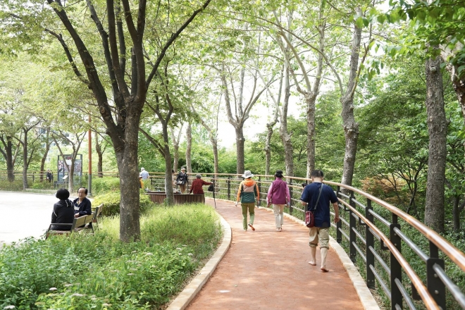 서울 중랑구 용마폭포공원에 조성된 황톳길. 2023.9.8  중랑구 제공