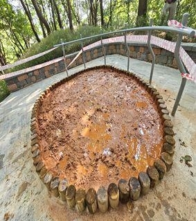 서울 서대문구 안산 황톳길에 조성된 황토족탕. 2023.9.8  서대문구 제공