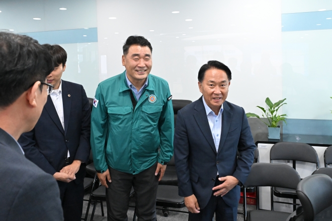 8일 지능형 CCTV 활용 현황을 점검하고자 서대문구 스마트 관제센터를 방문한 박환희 위원장과 정지웅 의원