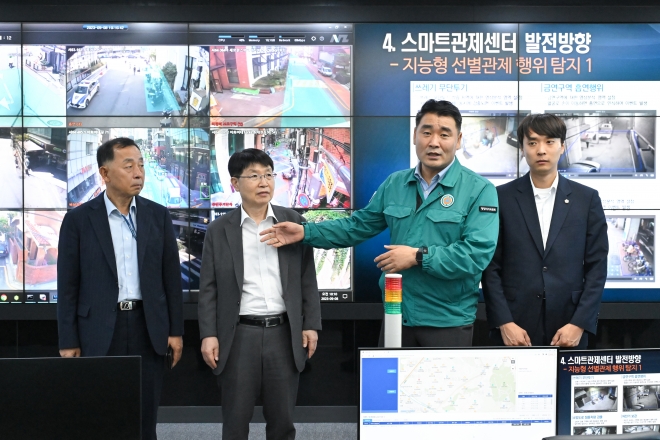 서대문구 스마트 관제센터를 방문해  박환희 위원장이 지능형 CCTV 확대 구축과 선별관제 시스템 도입과 관련해 발언하고 있다.