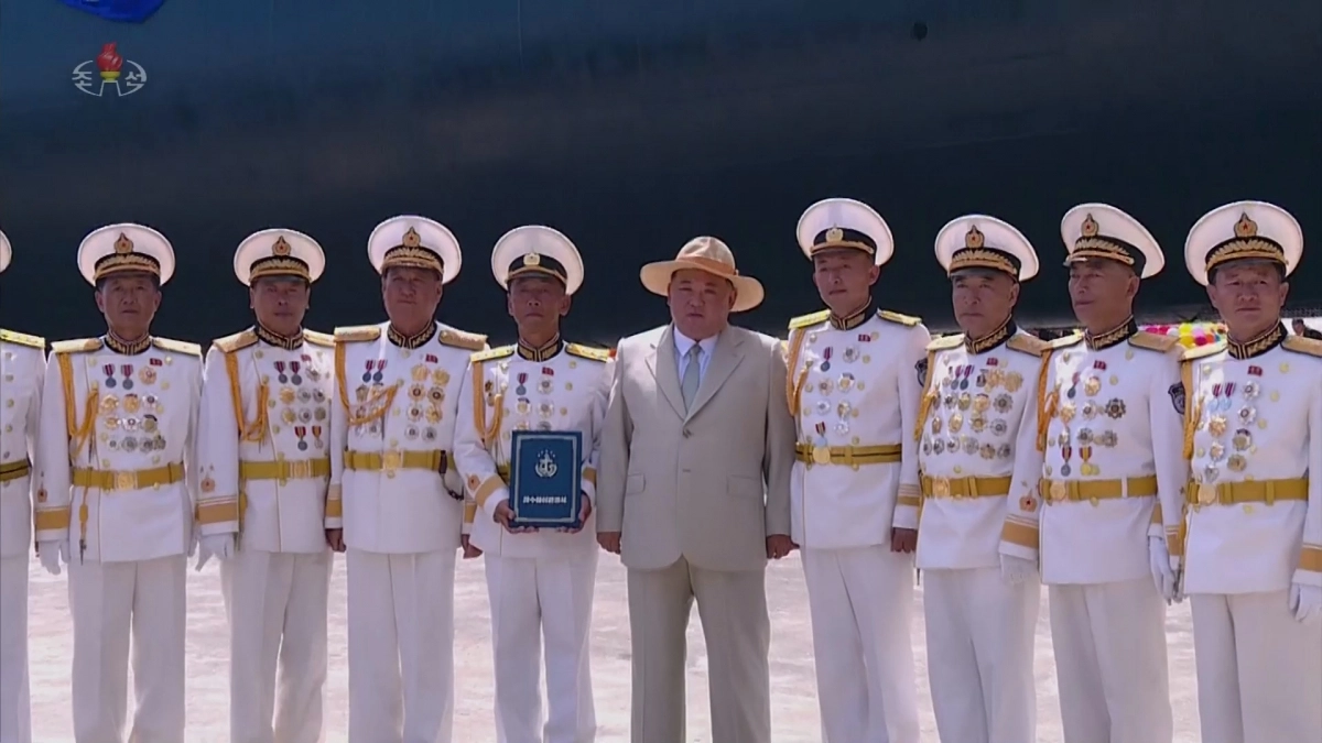 ‘전술핵공격잠수함’ 진수식서 기념촬영하는 북한 김정은의 모습. 사진-연합뉴스