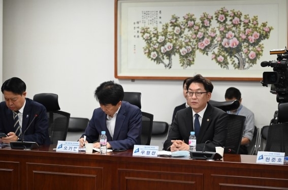 8일 국회에서 열린 더불어민주당 서울·인천·강원 예산정책협의회에 참석한 서울시의회 더불어민주당 우형찬 부의장