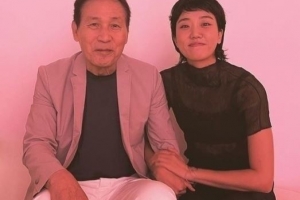 ‘혈액암 투병’ 안성기, 한결 밝아진 얼굴로 또 외출