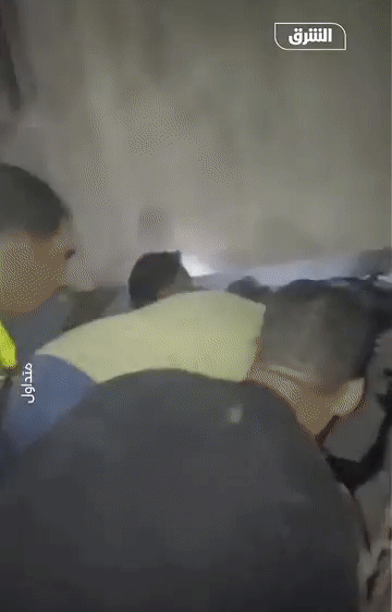 8일(현지시간) 밤 11시 11분 1초 모로코 마라케시 남서쪽 약 71㎞ 지점, 오우카이메데네 인근 아틀라스 산맥 지역에서 규모 6.8의 지진이 발생했다고 모로코 매체 ‘아흐다 다클라’와 ‘구드’ 등이 보도했다. 모로코 정부는 이번 지진으로 최소 최소 296명이 사망하고, 153명이 다쳤다고 밝혔다. 사진 ‘아흐다 다클라’ SNS