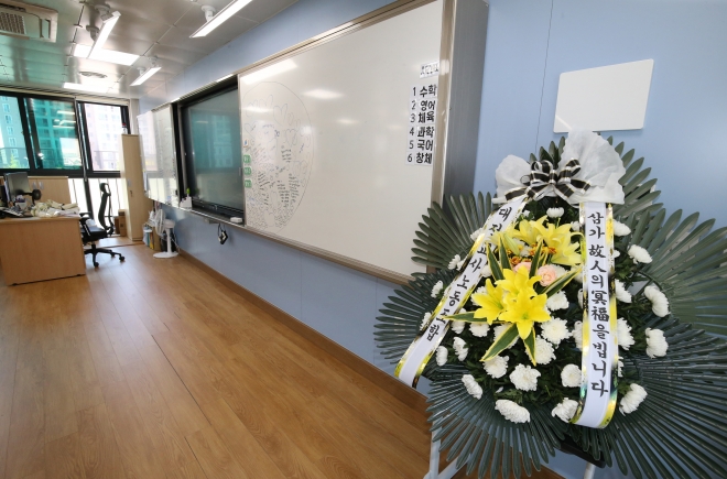 국화꽃 놓여진 교실