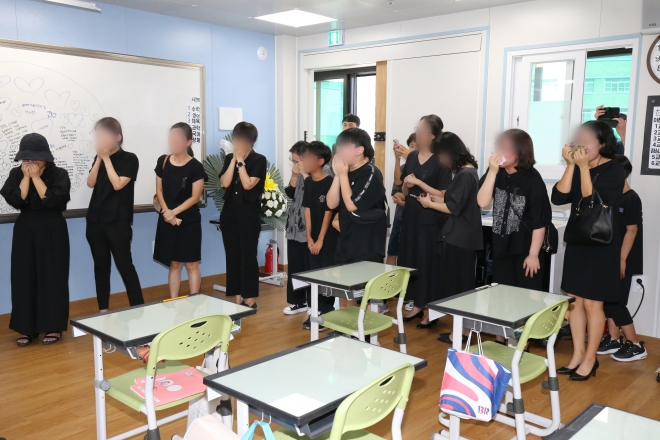 오열하는 동료 교사와 제자들