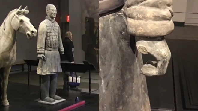 2017년 미국 필라델피아 프랭클린 연구소 박물관에 순회 전시되던 진시황릉 병마 조각. 자세히 보면 오른쪽 사진처럼 왼손의 엄지 부분이 잘려 나갔다.