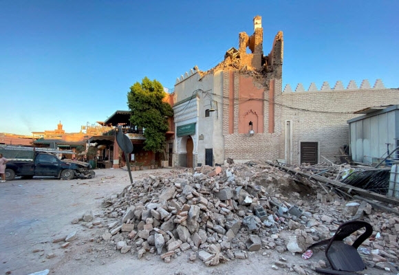 전날 밤 규모 6.8의 강진이 덮친 북아프리카 모로코 중부의 역사도시 마라케시의 구 시가지 메디나의 한 모스크가 파손된 상처를 9일(현지시간) 아침 드러내 보이고 있다. 마라케시 로이터 연합뉴스