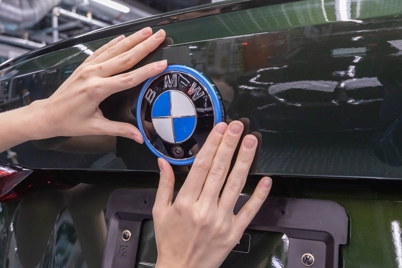 BMW 뮌헨 공장에서 생산된 차량에 직원이 회사의 로고를 부착하고 있다. 기사와 직접 관련 없음. BMW 제공