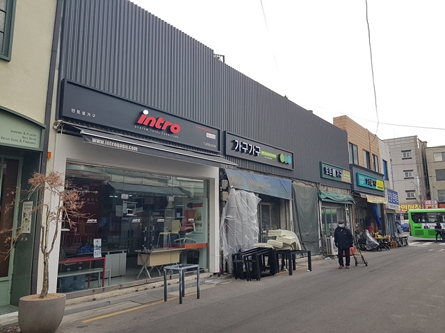 중구 황학동 가구거리의 점포 간판들이 간판개선사업을 통해 깨끗하게 정리돼 있다. 중구 제공