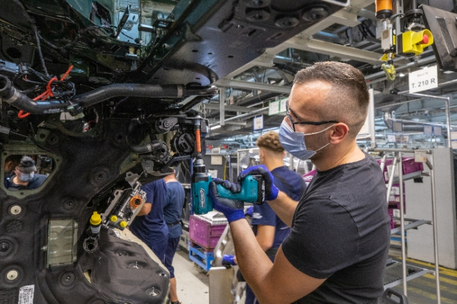 독일 BMW 뮌헨 공장의 한 직원이 전동 드릴로 전기차 ‘i4’의 부품을 조립하고 있다. BMW 제공