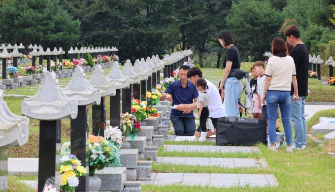 추석보다 먼저 찾아온 성묘객