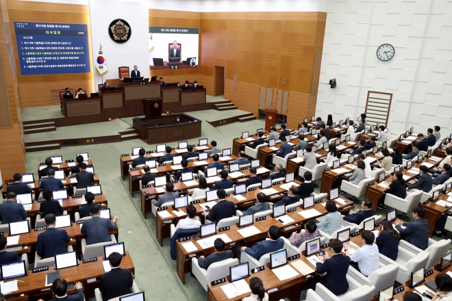 지난 6월 열린 서울시의회 319회 1차 본회의에서 김현기 서울시의회 의장이 의장대에서 발언하고 있다. 서울시의회 제공