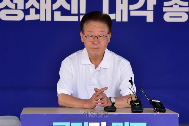 단식 12일 차인 더불어민주당 이재명 대표가 11일 서울 여의도 국회 본청 앞 단식투쟁천막으로 나와 앉아있다.  (이날 이대표는 단식투쟁천막에서 열린 최고위원회의에 참석하지 못했다.) 2023.9.11안주영 전문기자