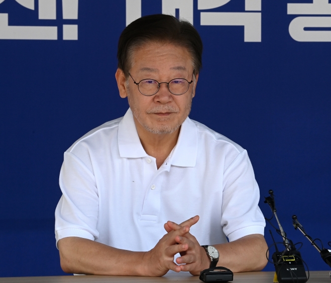 12일째 단식 중인 이재명 더불어민주당 대표가 11일 국회 본관 앞 농성장에 앉아 있다. 2023.9.11 공동취재