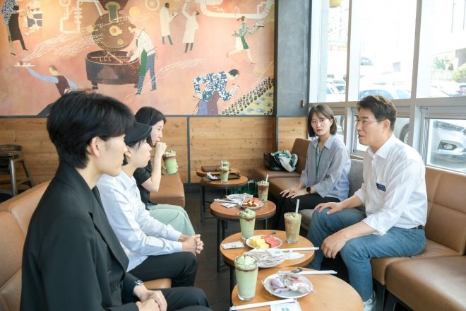 노관규 시장이 순천 스타벅스 조례지점을 방문해 전라 지역 대표 음료를 개발한 지오 점장과 얘기를 나누고 있다.