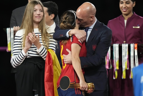 루이스 루비알레스 스페인축구협회장이 지난달 20일 여성 축구선수에게 강제로 입맞춤을 하고 있다. 시드니 AP 연합뉴스