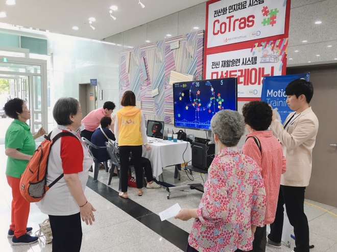 지난해 마포구 치매 극복의 날 기념행사 ‘메모리데이’에 참여한 노인들이 인지테스트를 하고 있다. 2023.9.11  마포구 제공