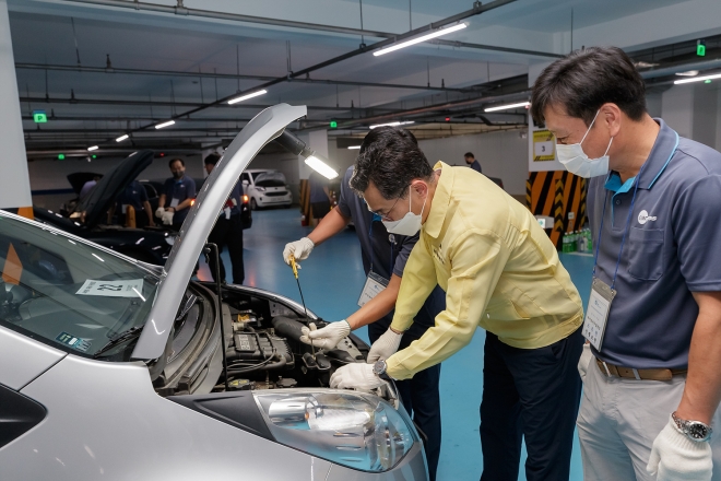 이기재(가운데) 양천구청장이 지난해 추석맞이 차량 안전 점검에 참여하고 있다. 2023.9.11 양천구 제공