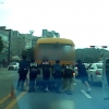 [따뜻한 세상]출근길 도로 막은 고장 난 버스...경찰·시민이 함께 밀어 옮겨