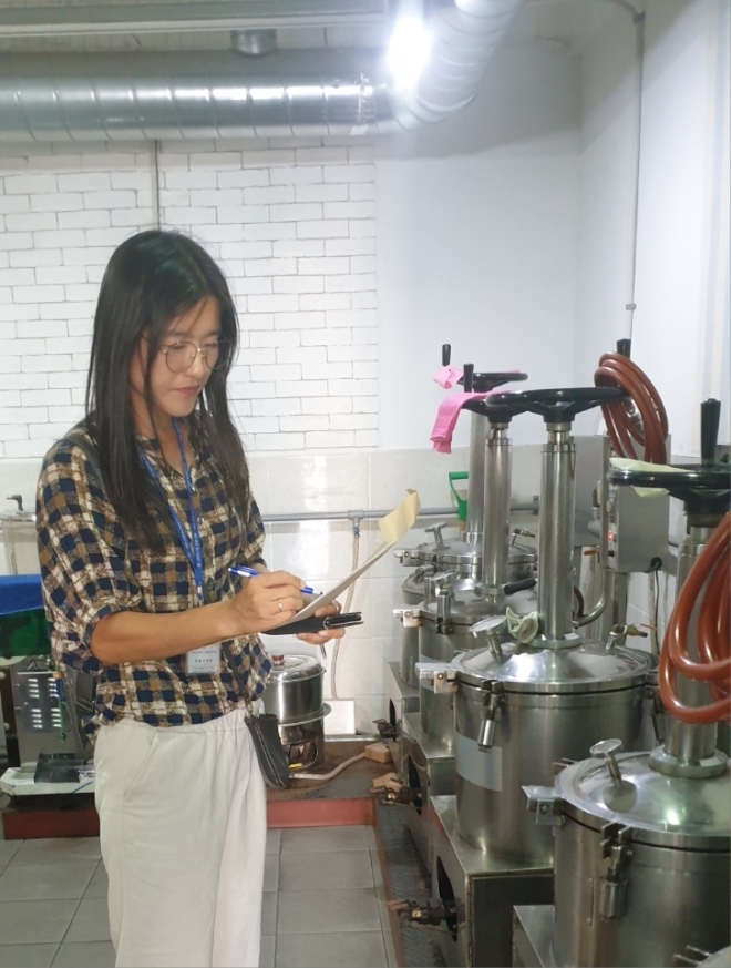 서울 중랑구 관계자가 제수용 식품 제조 및 판매업소를 점검하고 있다. 중랑구 제공